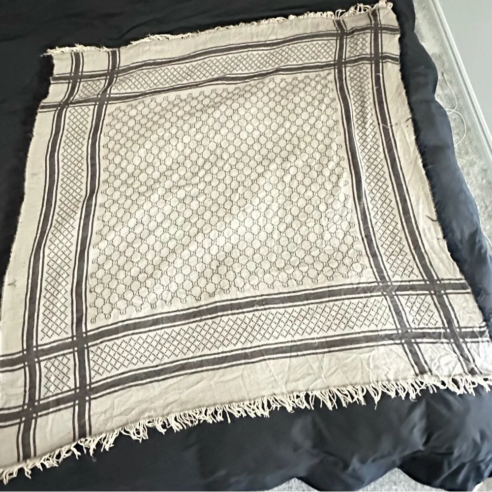 Authentic Brown Logo Gucci Scarf - Picture 2 of 6